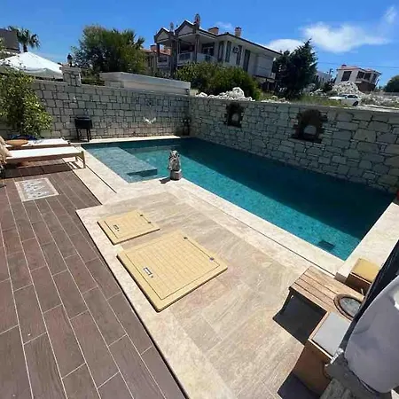 Detached House With Pool In Alacati Çeşme